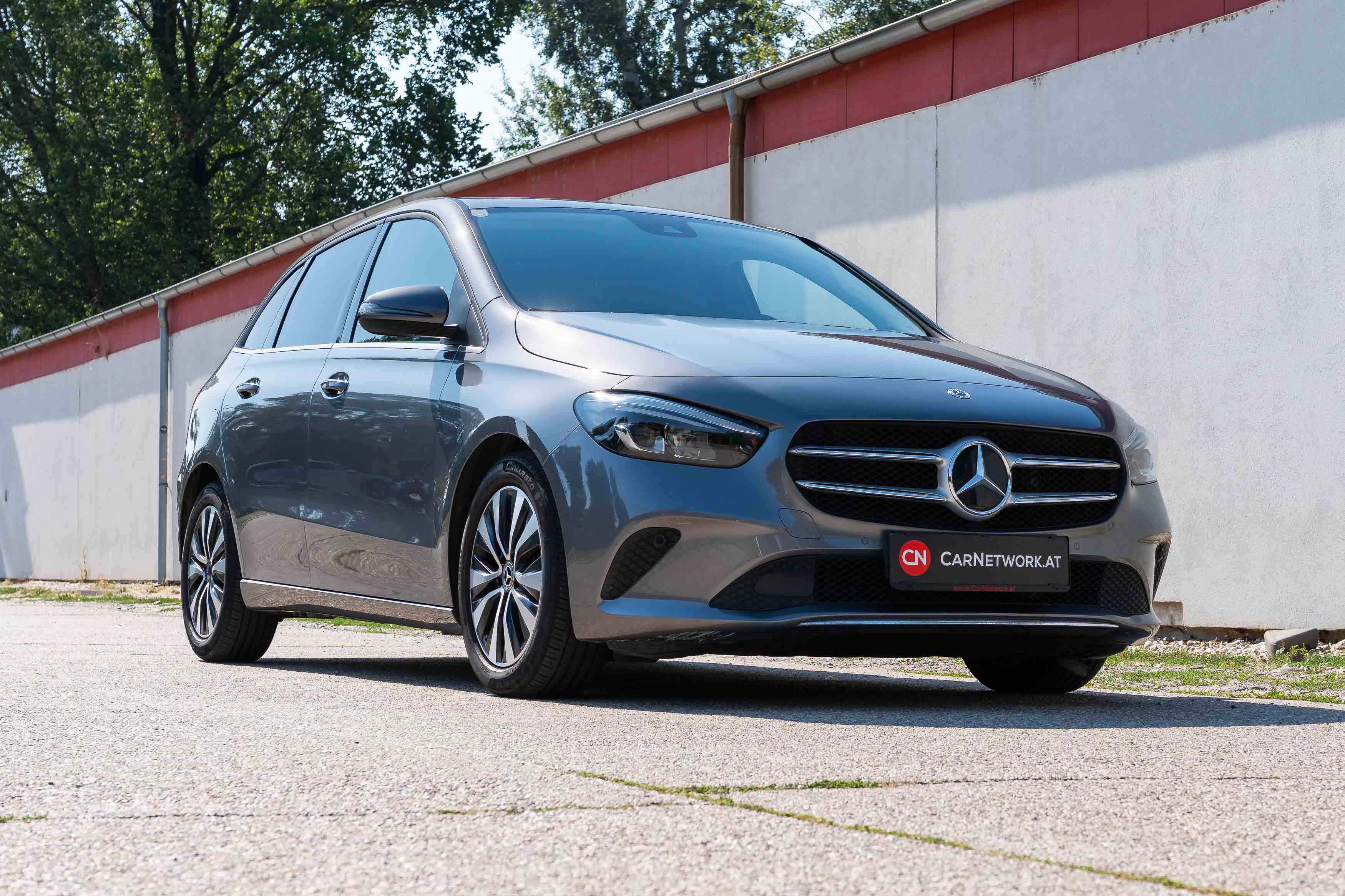 Grauer Mercedes Benz B180 Frontansicht